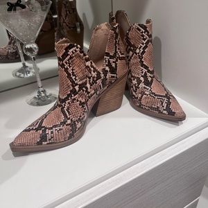 Steve Madden snake skin ankle boots EUC worn in house only to tight on me.